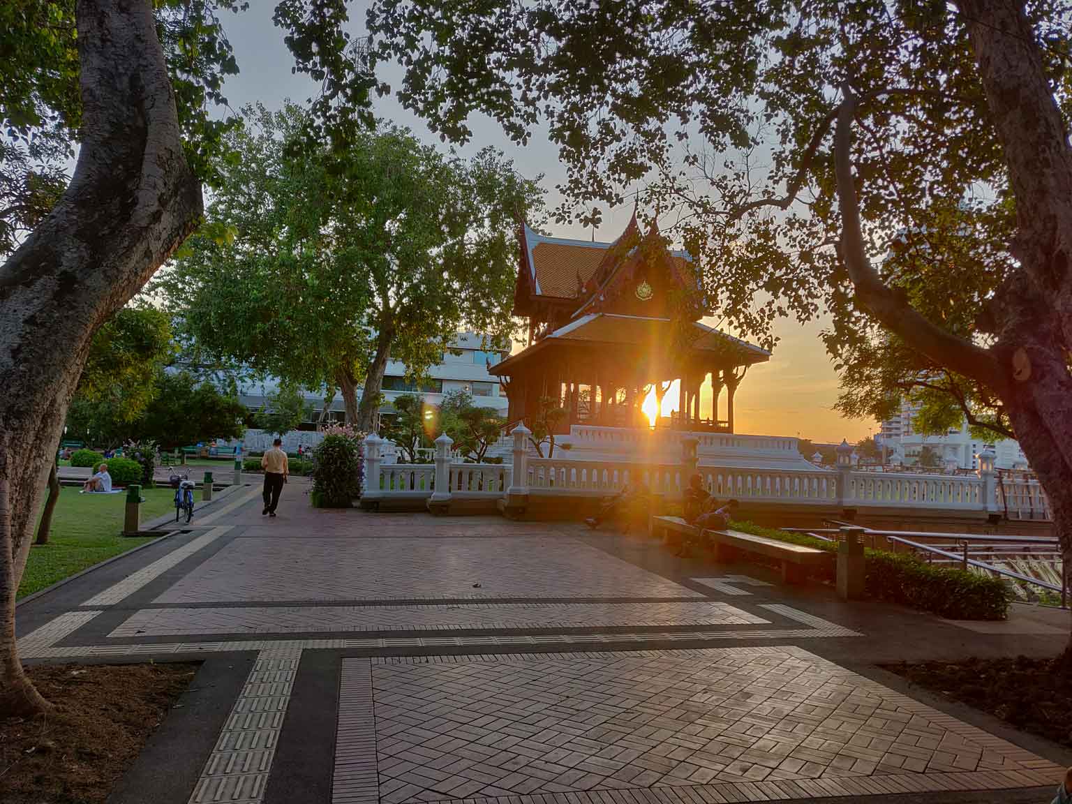 Bangkok by night avec ses lumières colorées