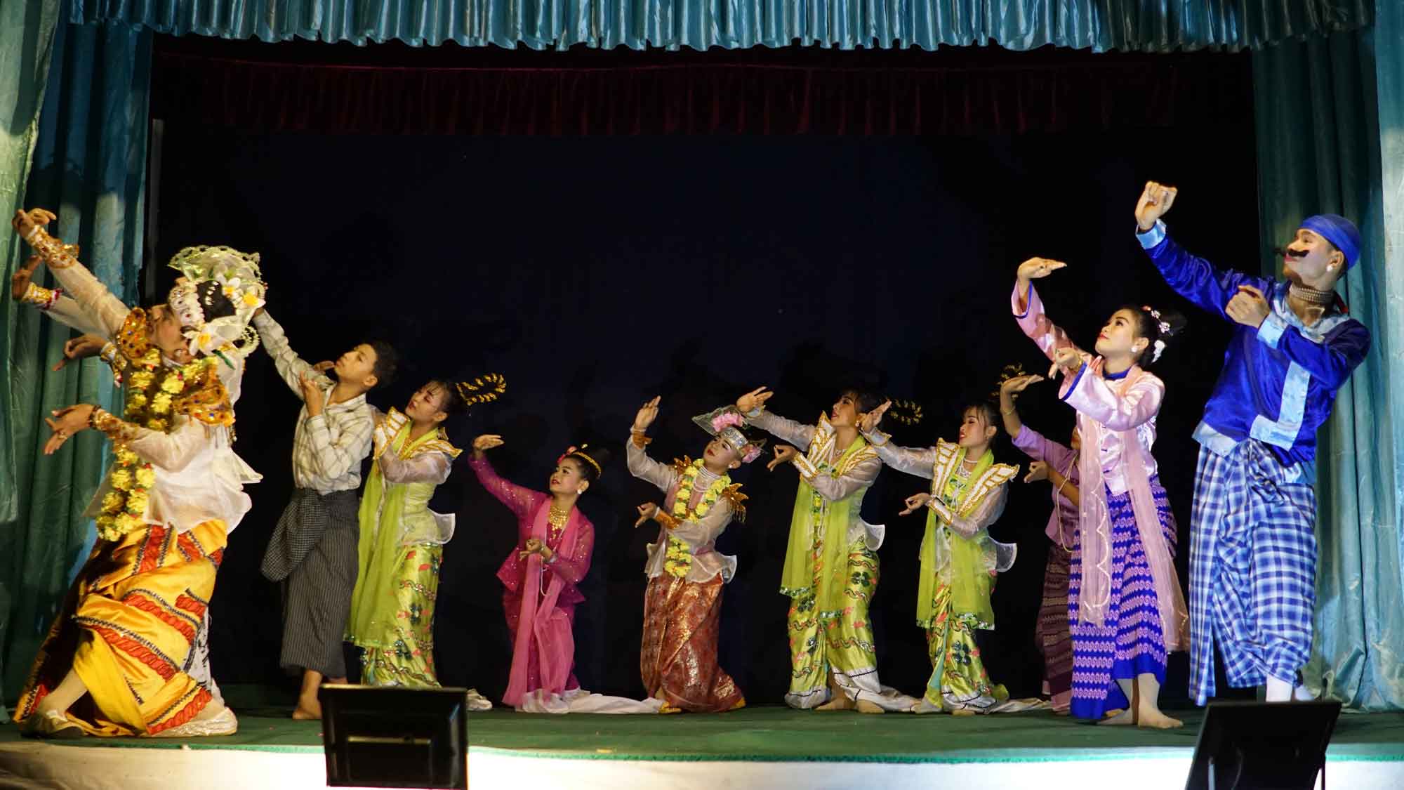 Spectacle traditionnel au Mintha Theater de Mandalay
