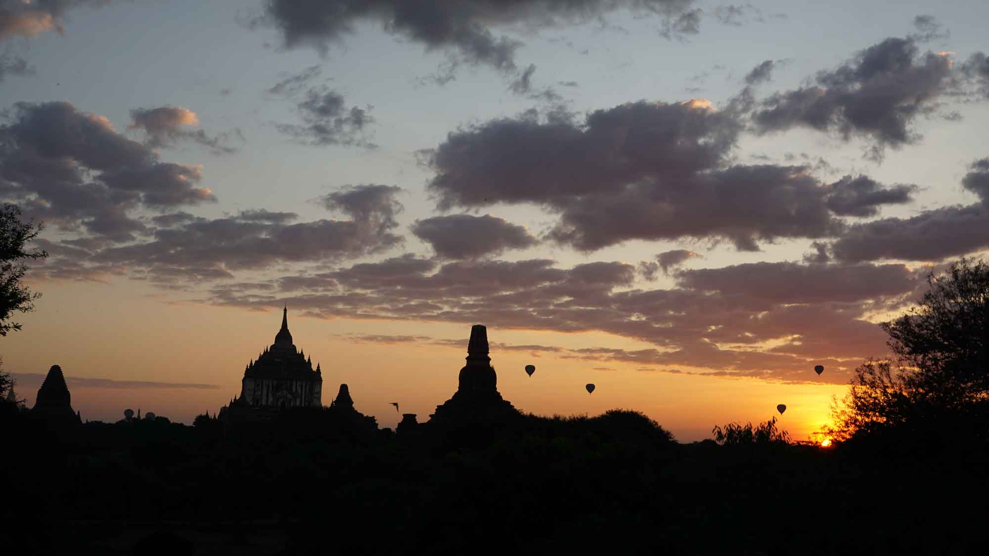 Lever de soleil sur les temples de Bagan