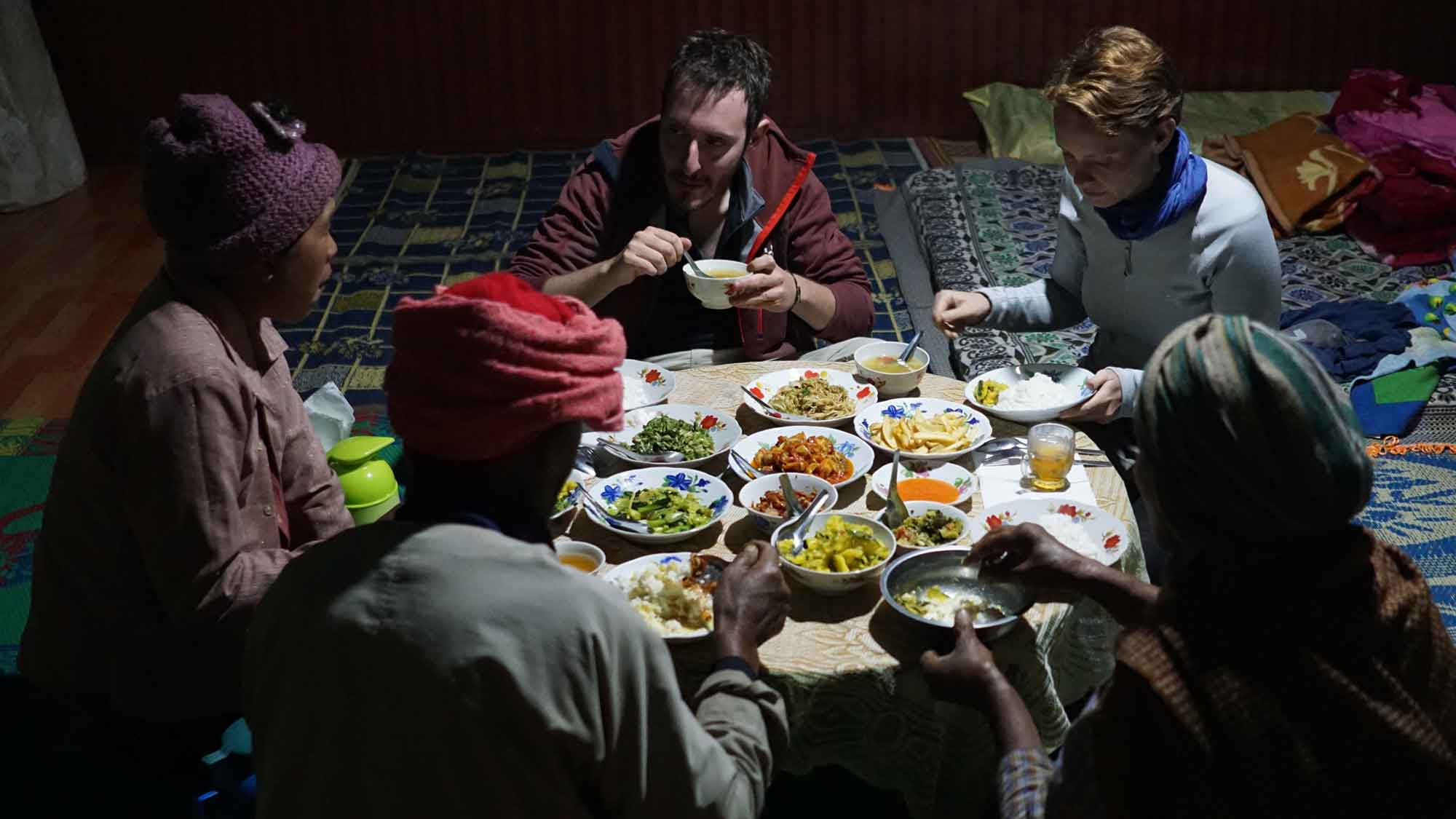 Soirée avec une famille locale pendant le trek
