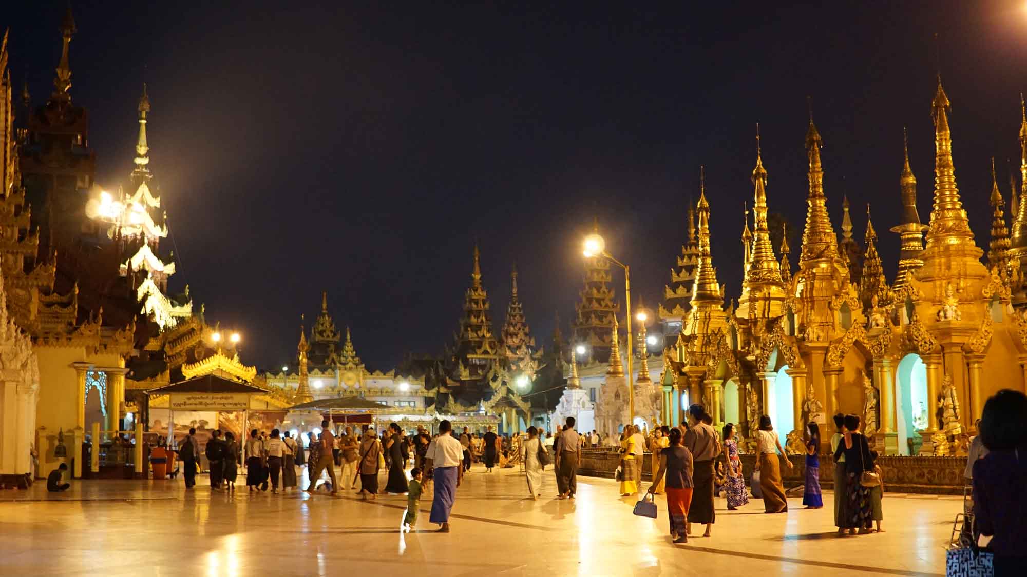 Pagode dorée Shwe Da Gon de nuit