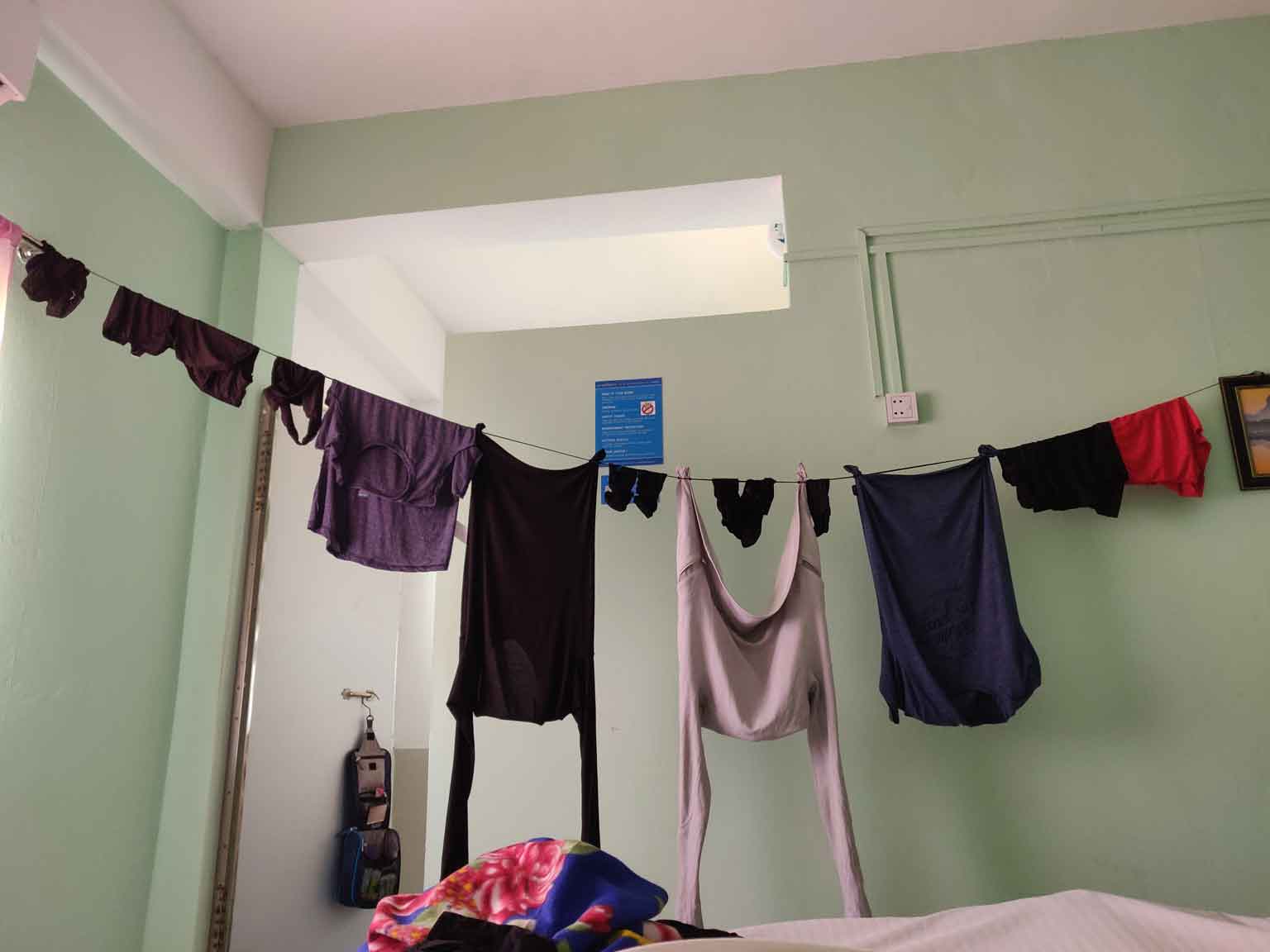 Comme toujours, on fait sécher notre linge dans la chambre !