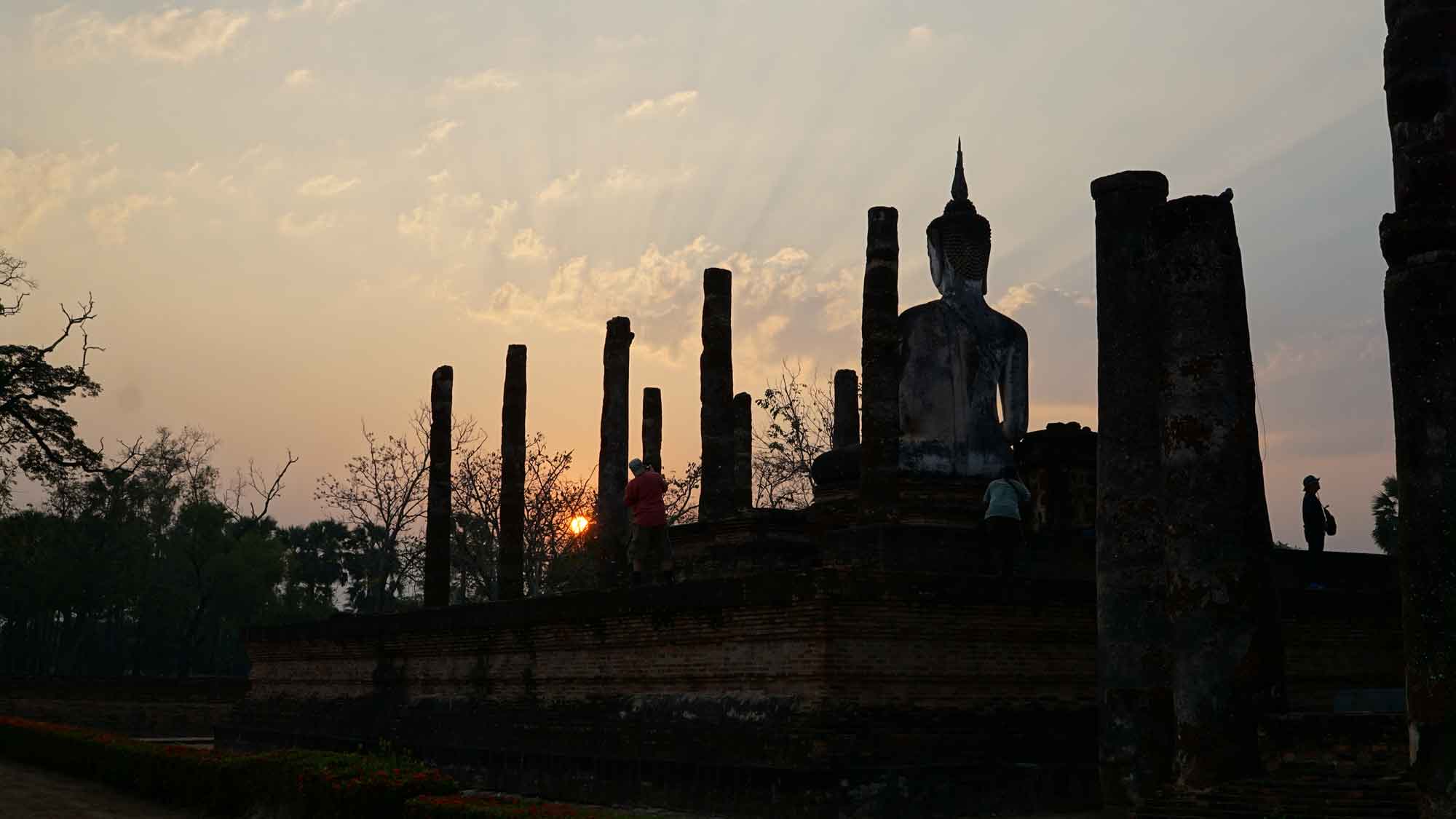 Lever de soleil sur les temples de Sukhothaï