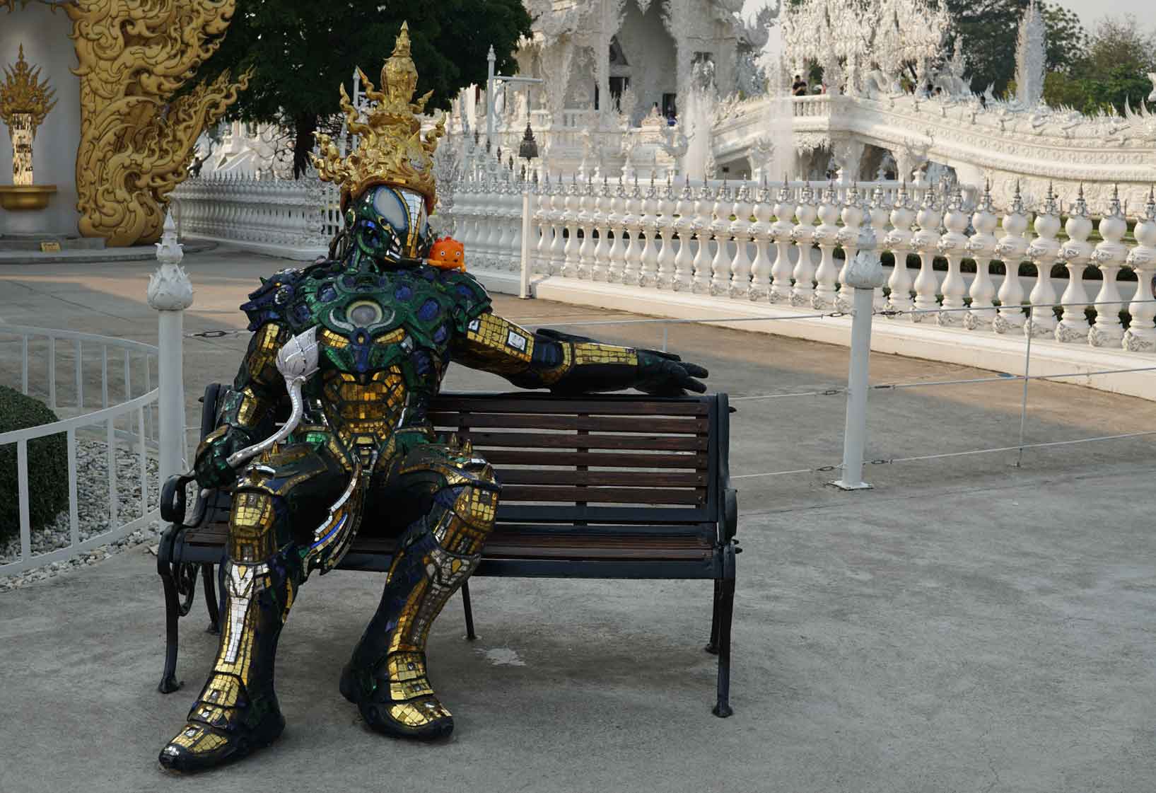 White Temple de Chiang Rai avec ses ornements dorés