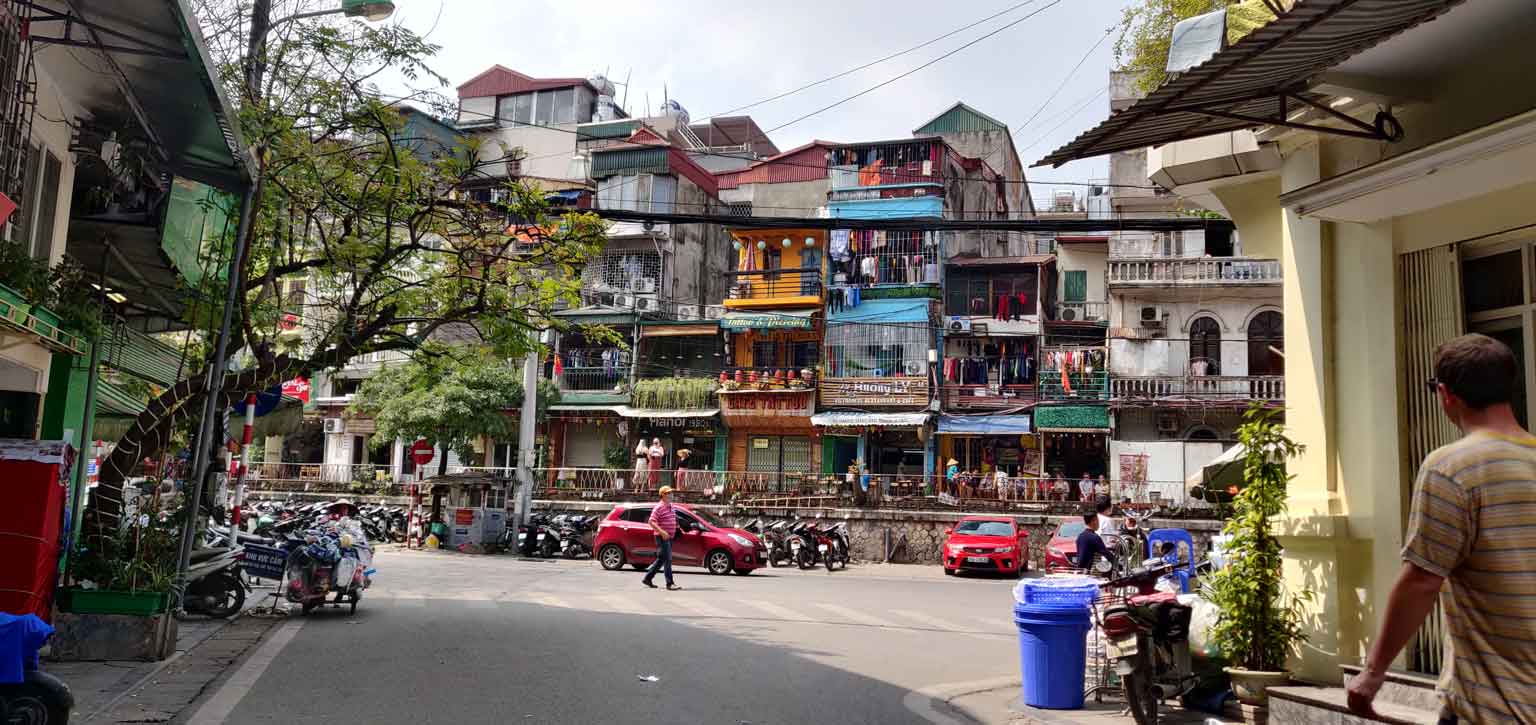 Arrivée dans les rues animées de Hanoi