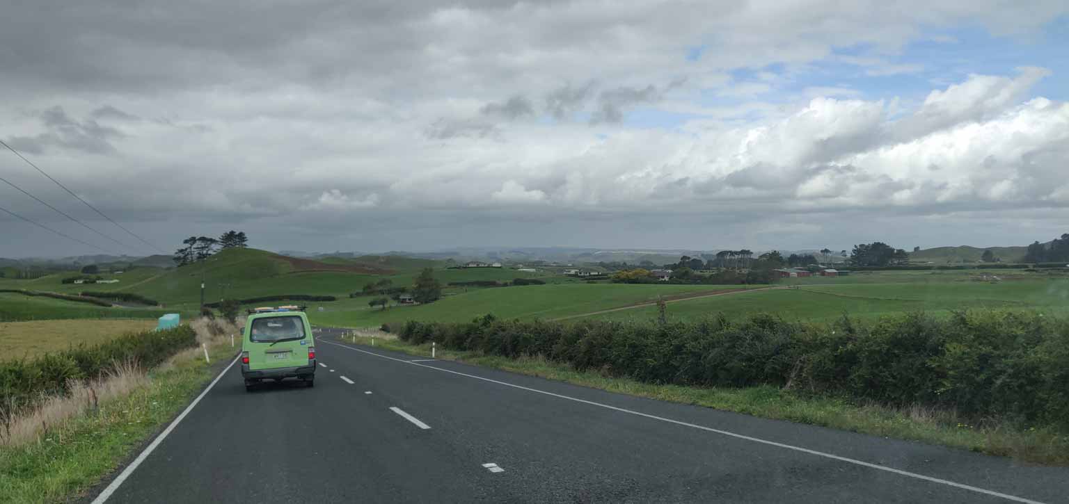 Van isolé face aux paysages néo-zélandais en fin de monde